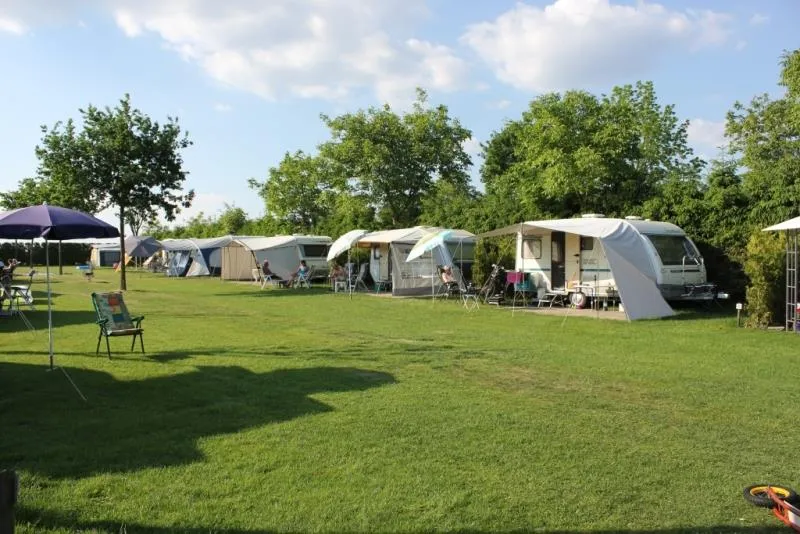 Stellplatz Komfort Wohnwagen 120M² / 6 Amp.