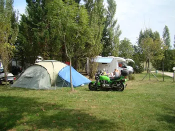 Stellplatz - Pitches 2 Persons With Electricity 6A - Camping LES GRAVES