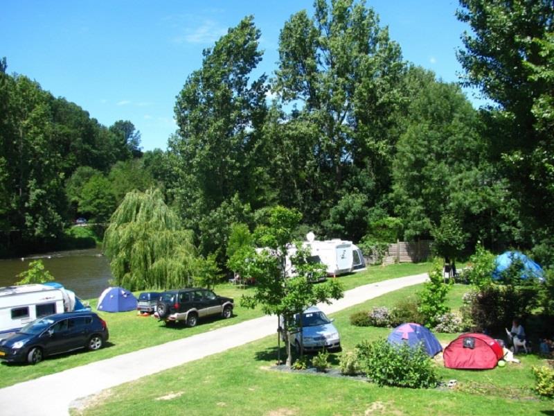 Emplacement - Forfait Solo : Emplacement + 1 Voiture - Camping Les Rochers des Parcs