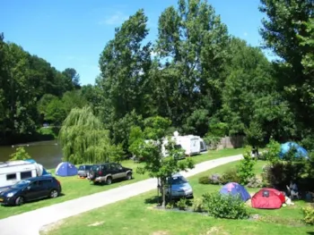Stellplatz - Pauschale Solo : Stellplatz + 1 Auto - Camping Les Rochers des Parcs