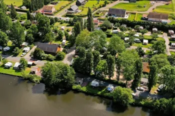 Stellplatz - Pauschale Standard : Stellplatz + 1 Auto - Camping Les Rochers des Parcs