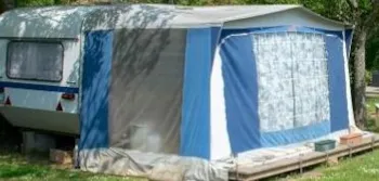 Mietunterkunft - Caravane Trois Places + Lit Double Dans La Chambre Annexe Du Auvent En Exterieur - Camping Les Rochers des Parcs
