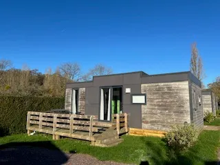 Mietunterkunft - Mobilheim 2 Schlafzimmer + Ecksofa + 2 Badezimmer + 2 Wc + Tv + Spüllmachine - Camping Les Rochers des Parcs