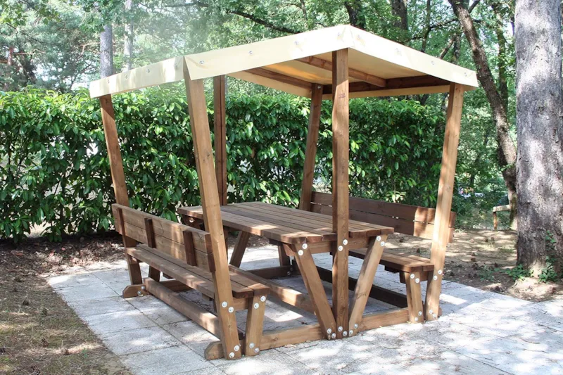 Emplacement Privilege Garden 100 M² + Table Couverte/Bancs + Électricité 10 A - 2 Pers.