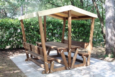PITCH PRIVILEGE GARDEN 100 m² + covered table/benches + electricity 10 A - 2 pers.