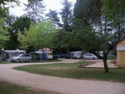 Kampeerplaats(en) - Pakket Confort : Standplaats Groot Comfort + 1 Voertuig + Caravan - Camping LA CHENERAIE