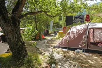 Stellplatz - Stellplatz + 1 Fahrzeug + 2 Zelts - Camping du Brec