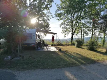 Emplacement - Emplacement Avec Vue Sur La Vallée Du Lot - Camping LE CH'TIMI