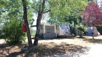 Emplacement - Emplacement Grand Confort 120 / 197 M2 - Camping LE CH'TIMI