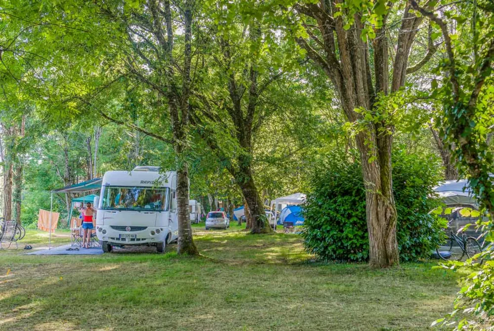 Pitch - Camping-Car Or Van Pitch And Electricity And Draining - Camping LES GRANGES