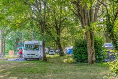 Camping-car or van pitch with private facilities and electricity and draining — 1