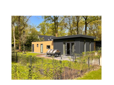 Drenthelodge with indoor storage and enclosed garden