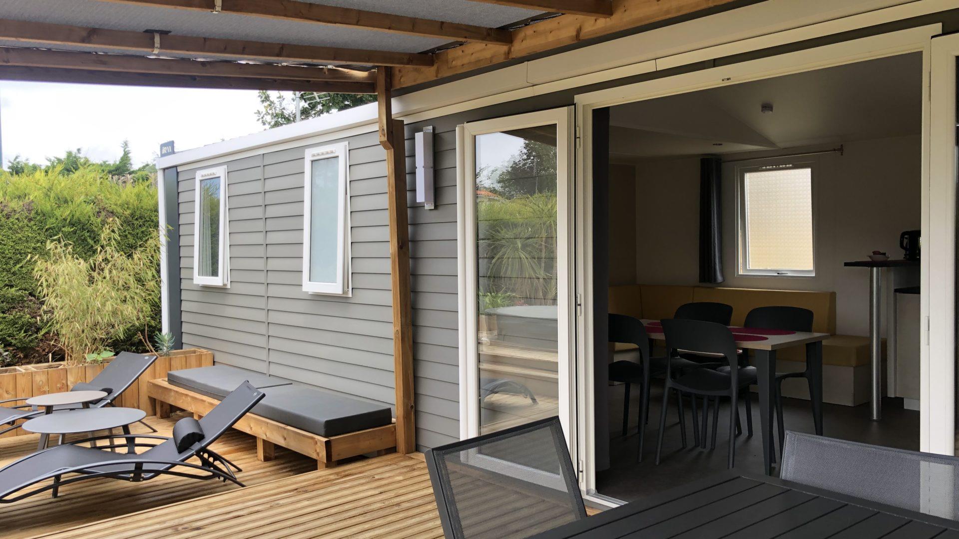 Mietunterkunft - Mobilheim Premium 43M² - 3 Zimmer + 2 Badezimmer + Halbüberdachte Terrasse + Spa Privatif - Flower Camping Val de Vie