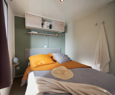 Mietunterkunft - Mobilheim Premium 30M²- 2 Zimmer + 1 Badezimmer + Halbüberdachte Terrasse + Spa Privatif - Flower Camping Val de Vie