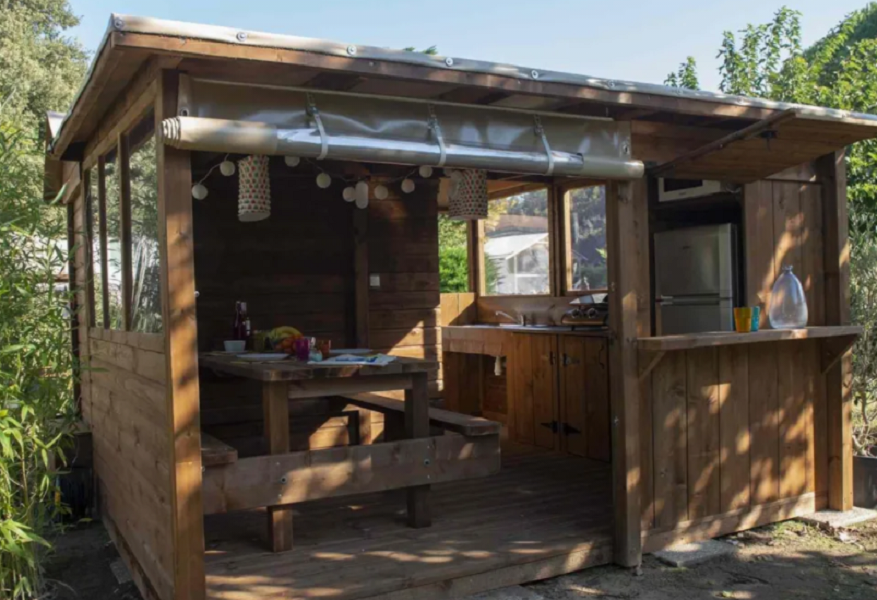 Stellplatz - Premium Freecamp Guinguette-Paket: Private Hütte Mit Sanitären Und Privaten Küche - Flower Camping Val de Vie