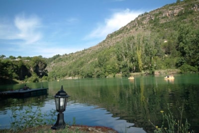 Privilège pitch, riverside, Tent, Caravan, Camper, Car, Electricity 10A. — 1