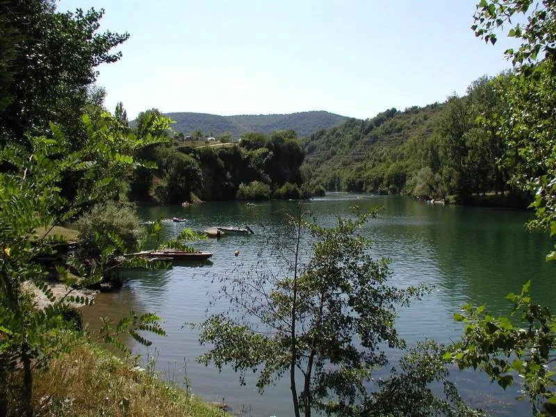 Emplacement Privilege En Bord De Rivière (Tente, Caravane, Camping-Car) + Voiture + Électricité 6A -