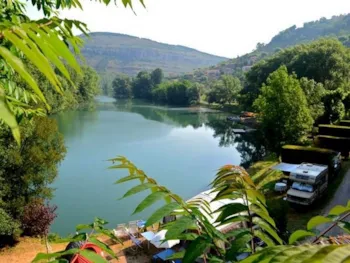 Stellplatz - Stellplatz Privilege Riverside, Zelt, Caravan, Wohnmobil, Auto, Strom 10A, - Flower Camping de la Cascade