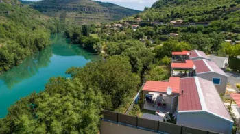 Mietunterkunft - Premium Cottage For 6 People With Spa + Air Conditioning And Panoramic View - Camping de la Cascade