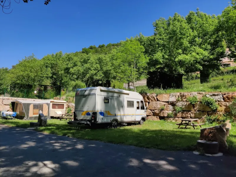 Emplacement Nu En Bord De Rivière (Tente, Caravane, Camping-Car)  + Voiture + Électricité 10A