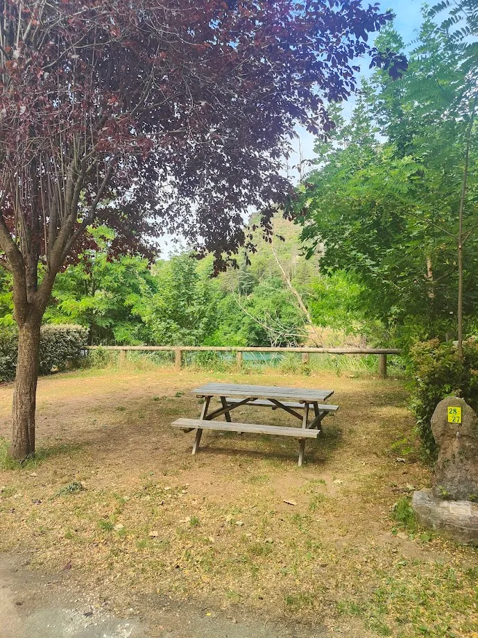 Emplacement Privilege En Bord De Rivière (Tente, Caravane, Camping-Car) + Voiture + Électricité 10A