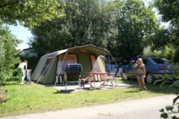 Kampeerplaats(en) - Forfait A : Standplaats + Voertuig - Camping Le Trèfle à 4 Feuilles