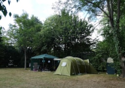 Kampeerplaats(en) - Forfait B : Standplaats + Voertuig + Elektriciteit - Camping Le Trèfle à 4 Feuilles