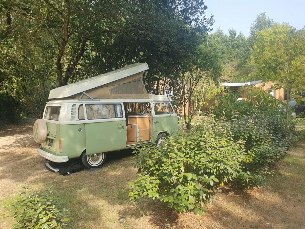 Emplacement - Forfait B : Emplacement + Voiture + Électricité - Camping Le Trèfle à 4 Feuilles