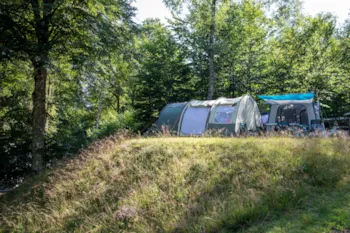 Stellplatz - Stellplatz Confort (Zelt, Wohnwagen, Wohnmobil / 1 Auto / Strom 10A) - Flower Camping La Plage