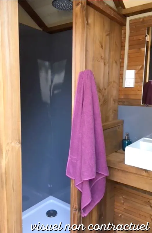 Forfait Premium : Emplacement 10A Équipé D'une Freecamp (Cabane Avec Sanitaires)