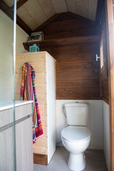 Premium package: 10A pitch equipped with a Freecamp (hut with sanitary facilities) — 6