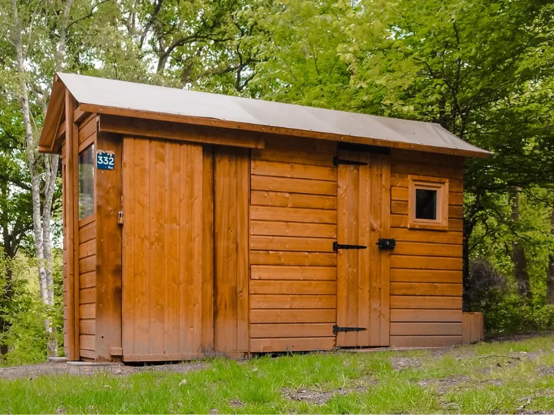 Forfait Premium : Emplacement 10A Équipé D'une Freecamp (Cabane Avec Sanitaires)
