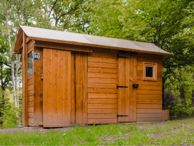 Premium package: 10A pitch equipped with a Freecamp (hut with sanitary facilities) — 1