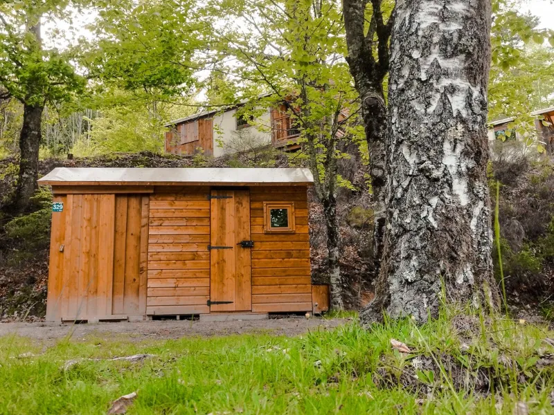 Forfait Premium : Emplacement 10A Équipé D'une Freecamp (Cabane Avec Sanitaires)