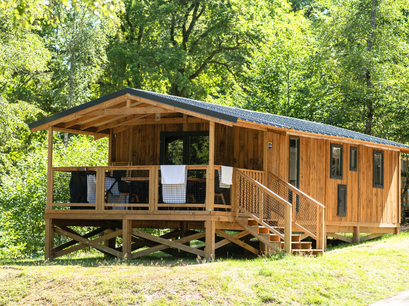 VIP Premium Lodge 34m² - Seeblick (2 Zimmer) + TV + Bettwäsche + Handtücher + überdachte Terrasse