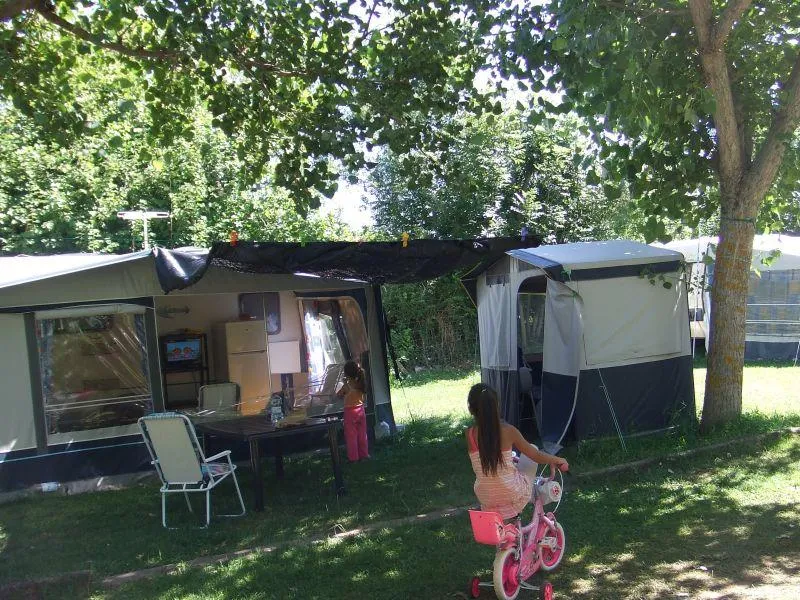 Emplacement: Voiture + Tente/Caravane Ou Camping-Car