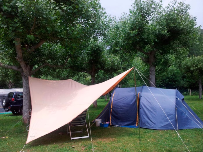 Emplacement: Voiture + Tente/Caravane Ou Camping-Car