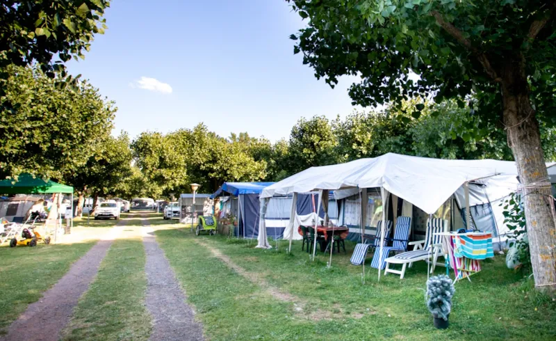 Emplacement: Voiture + Tente/Caravane Ou Camping-Car