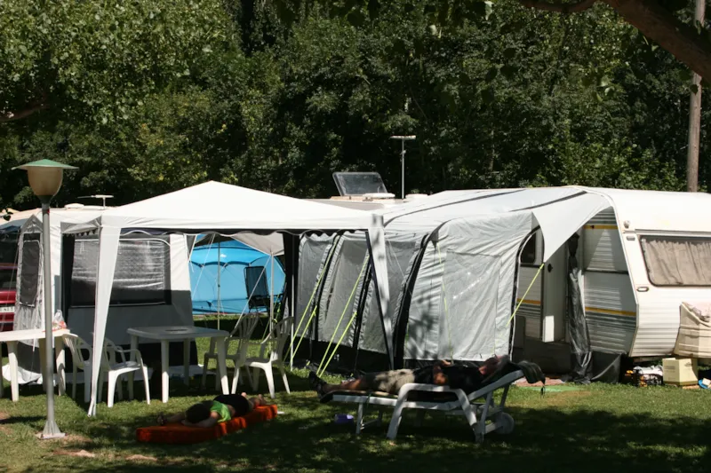 Emplacement: Voiture + Tente/Caravane Ou Camping-Car