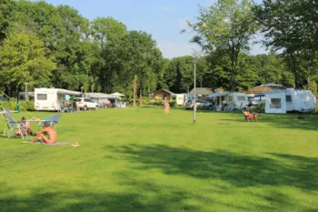 Stellplatz - Stellplatz Komfort + 10Astrom + Wasser - Camping De Watertoren