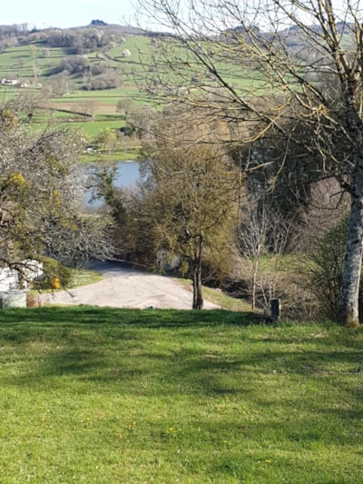 Pitch Confort (1 tent, caravan or motorhome / 1 car + electricity)