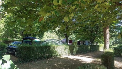 Pitch Confort (1 tent, caravan or motorhome / 1 car + electricity)