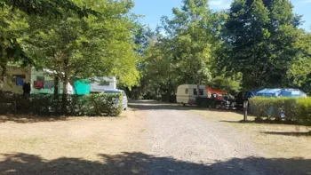 Stellplatz - Stellplatz Confort (Zelt, Wohnwagen, Wohnmobil / 1 Auto + Strom) - Flower Camping du Lac de Saint Point  Lamartine - Saône et Loire - Bourgogne du Sud 