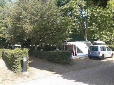 Pitch Confort (1 tent, caravan or motorhome / 1 car + electricity)