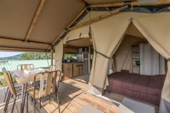 Mietunterkunft - Premium Ecolodge-Zelt 34M² - 2 Schlafzimmer - Überdachte Terrasse - Flower Camping du Lac de Saint Point  Lamartine - Saône et Loire - Bourgogne du Sud 