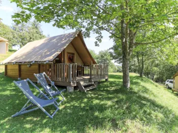 Mietunterkunft - Standard Ecolodge-Zelt 20M² - 2 Schlafzimmer - Büberdachte Terrasse - Flower Camping du Lac de Saint Point  Lamartine - Saône et Loire - Bourgogne du Sud 