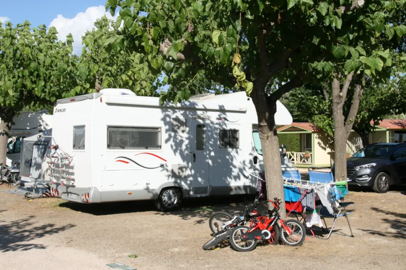 Emplacement Premium (70M²): Voiture + Tente/Caravane Ou Camping-Car + Wifi