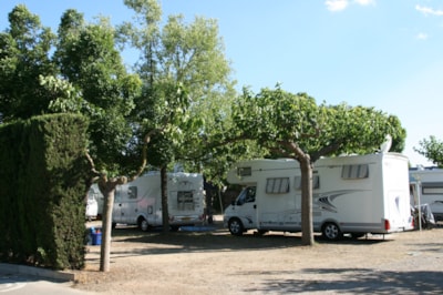 Pitch Premium (70m²) : car + tent/caravan or camping-car + Wifi — 10