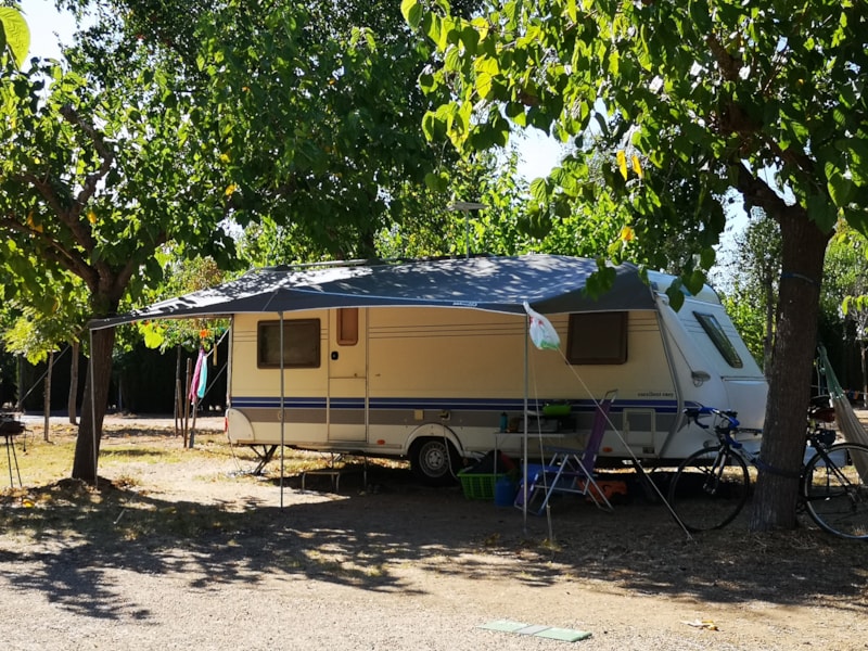 Piazzola Standard (60m²) : auto + tenda/roulotte