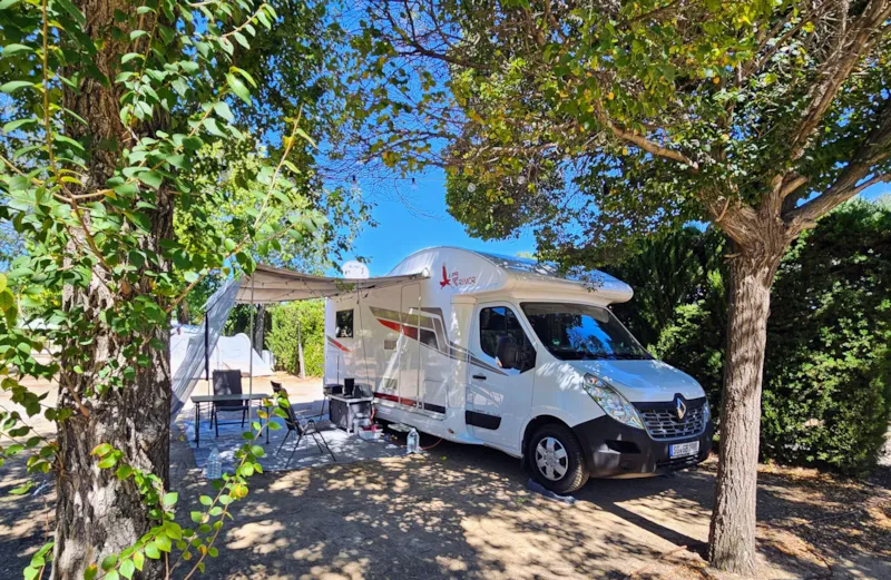 Emplacement Premium (70M²): Voiture + Tente/Caravane Ou Camping-Car + Wifi